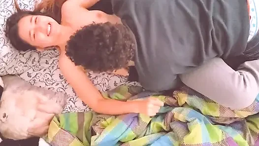 Er steckt seinen ganzen schwanz in meine muschi und ich fast vor vergnügen