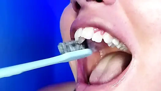 Чистю мои зубы и показываю тебе мои зубы (крупным планом)