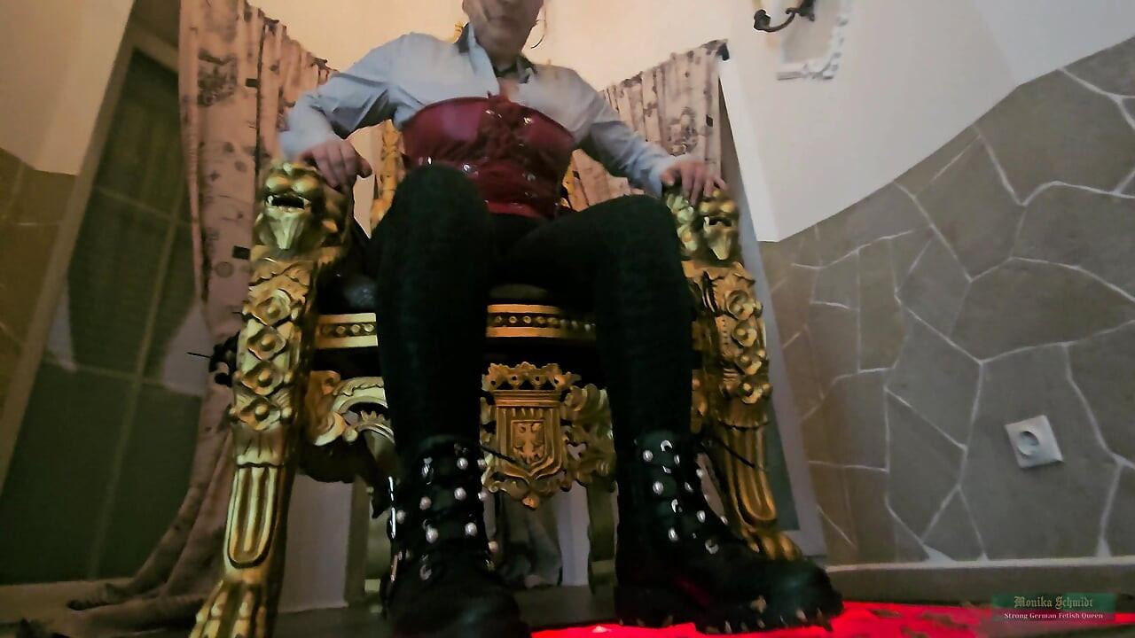 Monika Schmidt 음식 분쇄 침을 뱉는 부트우거링 언어적 굴욕