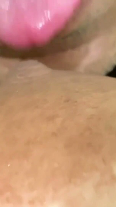 Madrasta britânica com peitos grandes pega se masturbando e fodeu pelo enteado, ele deu um tapa em seus peitos grandes e porra na buceta | Clipe 2