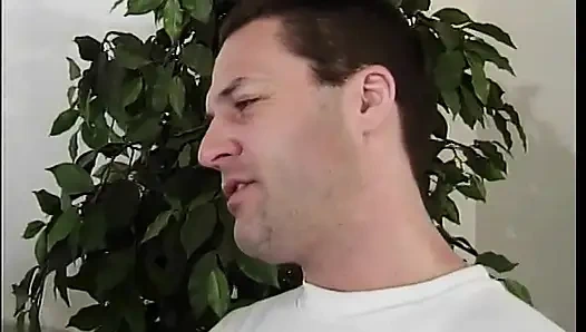 Зрелая брюнетка с большими сиськами доказывает, что дамы сорока пяти, затем начинают их снова