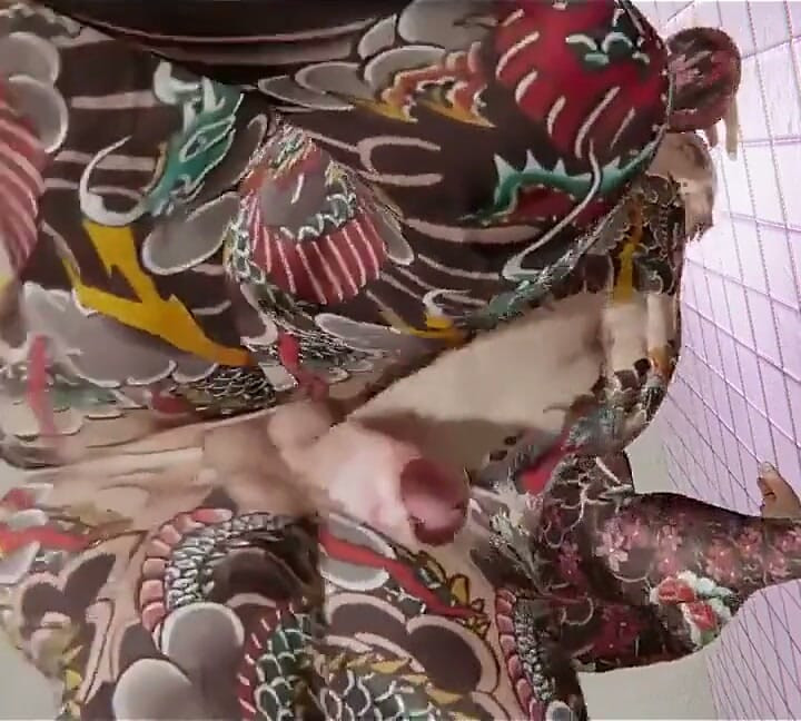 Yaoi - iki seksi dövmeli iri güzel kadın banyoda sikişiyor