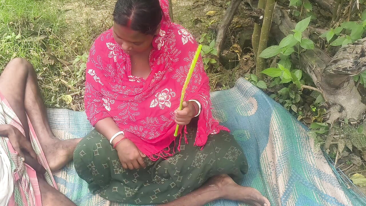 Indian pados ki bhabhi ko jungle mein chudai ki