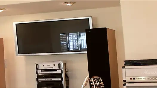 Randy Youngster'ın sert nüfuzlu amcığı pembe yarık döl yüzüyle dolu minyon görünüyor