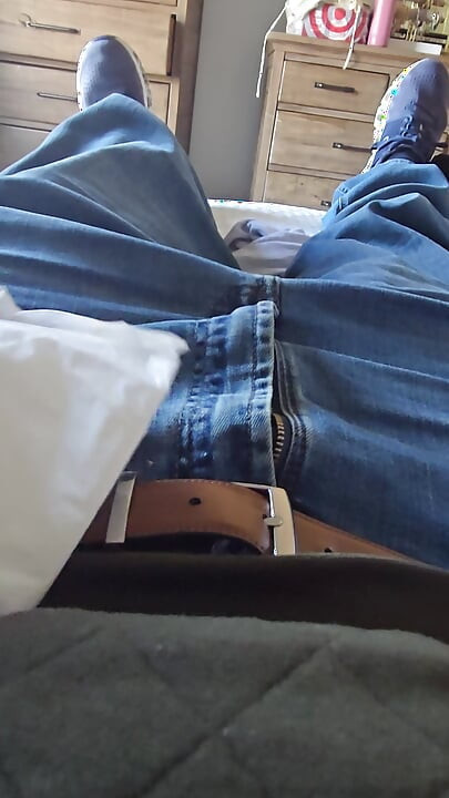 Une Asiatique douce et sexy se fait caresser par maxi-pad pendant la nuit