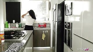 Esposa alemã seduz para foda rápida na cozinha pelo velho marido quando está sozinha em casa