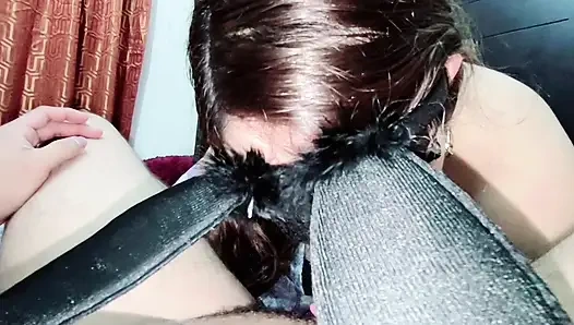 Мексиканская большая задница, сосущая пенис, обожает сосать пенис