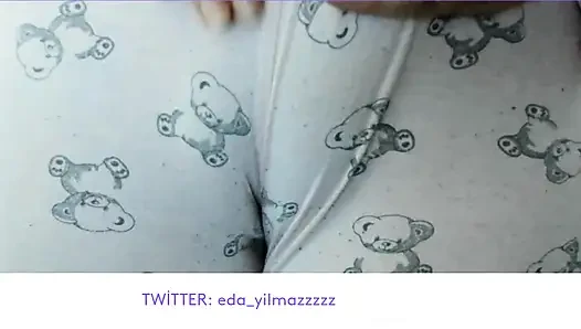 CAMELTOE- MEMEK BENGKAK- MASTURBASI DENGAN PIYAMA