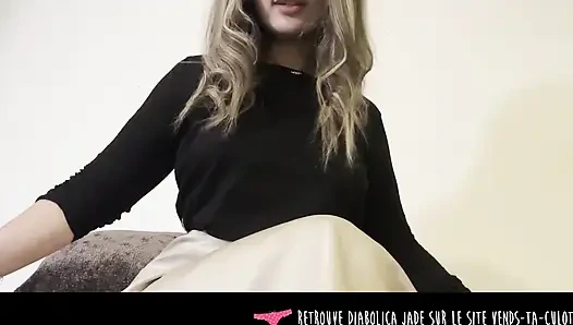 Vends-ta-culotte - Junge französische domina lehrt dich, wie man einen großen schwarzen dildo in mund und arsch nimmt