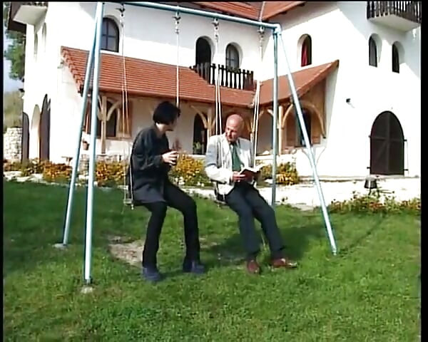 Senhoras alemãs estão aqui para agradar dois caras em sessão ao ar livre