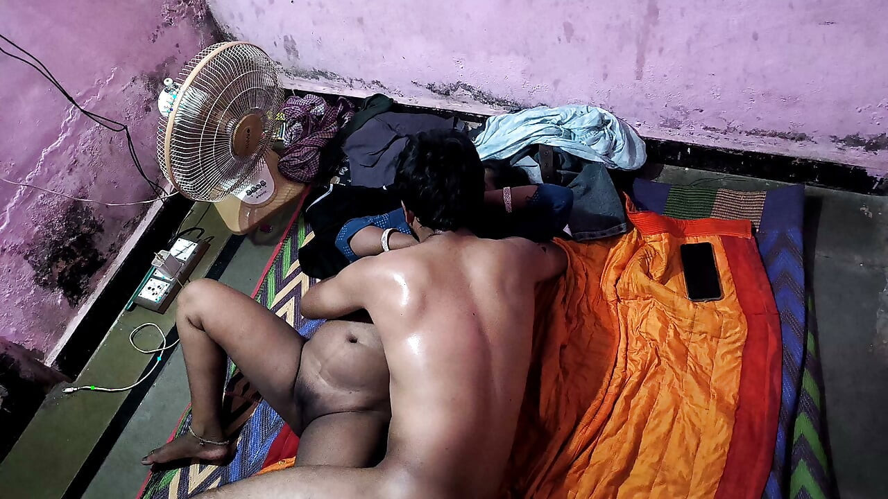 Bhabhi super seksi panas menangkap abang iparnya bersendirian di dalam bilik