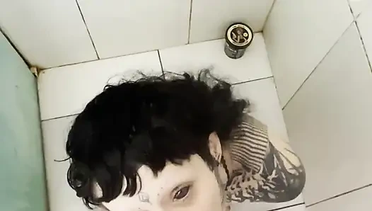 Cewek jalang bertato ini selalu kencing di tengah jalan!