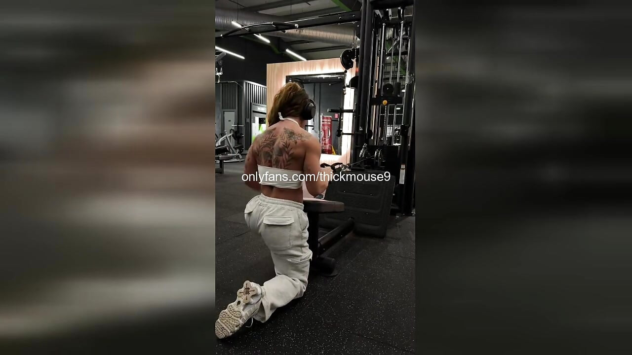 TIKTOK ИНЦИДЕНТ 18-ГОДИШНА ИЗЛИВА КРЕМООБРАЗНА ПУТКА ПО ВРЕМЕ НА ПРЕДАВАНЕ НА ЖИВО