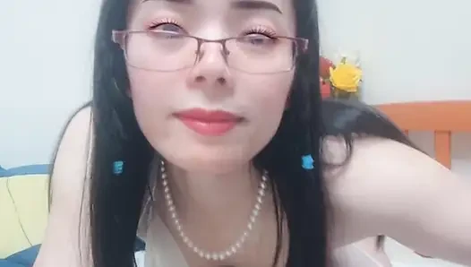 Asian hana sexy im weißen kleid kann man sehen, ihre kleine titten und behaarte muschi werfen