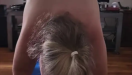 Heiße bBW-milf macht morgens nacktes yoga!