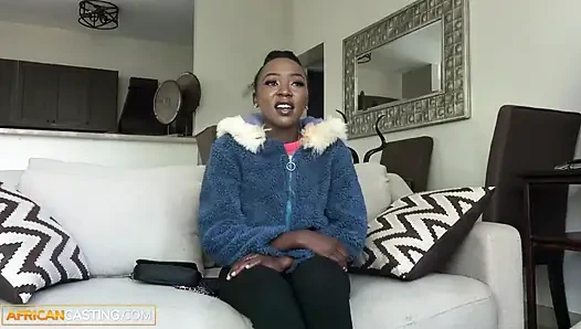 Minik 18 yaşındaki zenci tatlı kız utangaç başlıyor ve sonra ev yapımı oyuncu seçmelerinde çıldırıyor