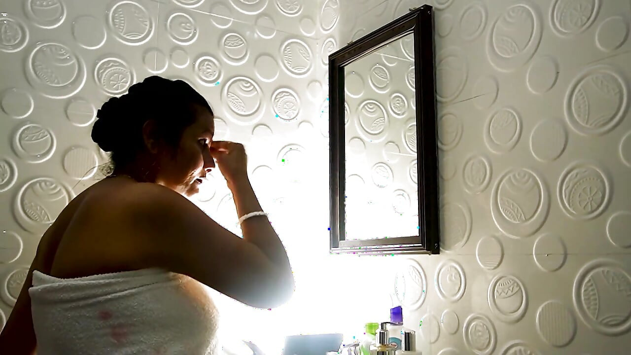 Desi Bhabi kąpiel w łazience i jej mąż nie kontrolować siebie i pieprzyć w czasie kąpieli