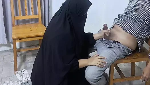 Peçeli tesettürlü kız bekleme odasında bir yabancıdan taze bir döl içiyor - minokiiko