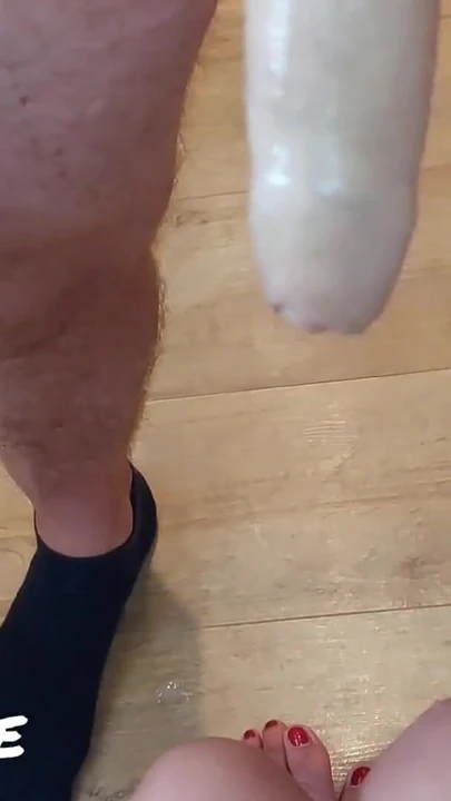 Emlékezetes pillanat a "Red Fingernails Milk Two Thick Load from His Big Duzzadt Glans (Fejési idő)" című filmből