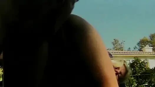 Sexy blondine leckt das sperma-ab-schwanz nach intensivem outdoor-fick