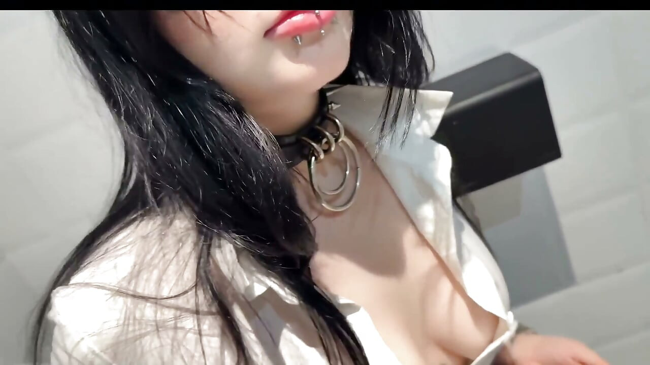 고스 소녀는 나이트클럽 욕실에서 황금 샤워를 받았고,