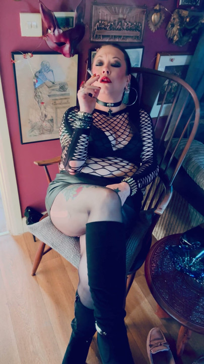 蒂娜·斯努阿在靴子里抽烟时，我阴唇的一瞥 - 吸烟哥特斯荡妇 |剪辑 1