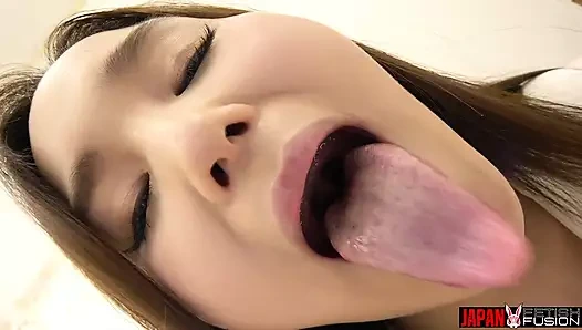 Почувствуй себя бойфрендом Сумире Сето! Наблюдение крупным планом за ее языком и слюной!