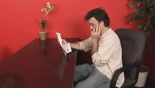 Cüce kıllı esmerin küçük ağzına püskürtülür