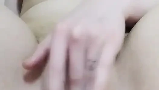 Мастурбирую мою киску, пока не окучится сливки