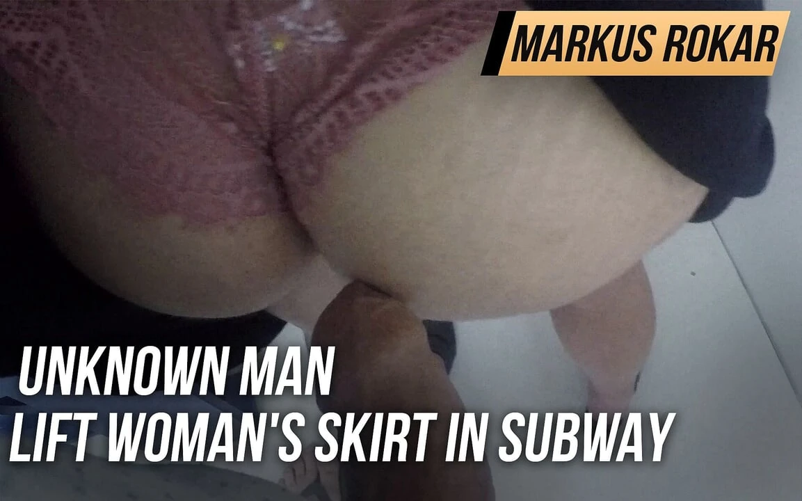 Uomo sconosciuto solleva la gonna da donna nella metropolitana e si strofina il suo grosso cazzo sul culo