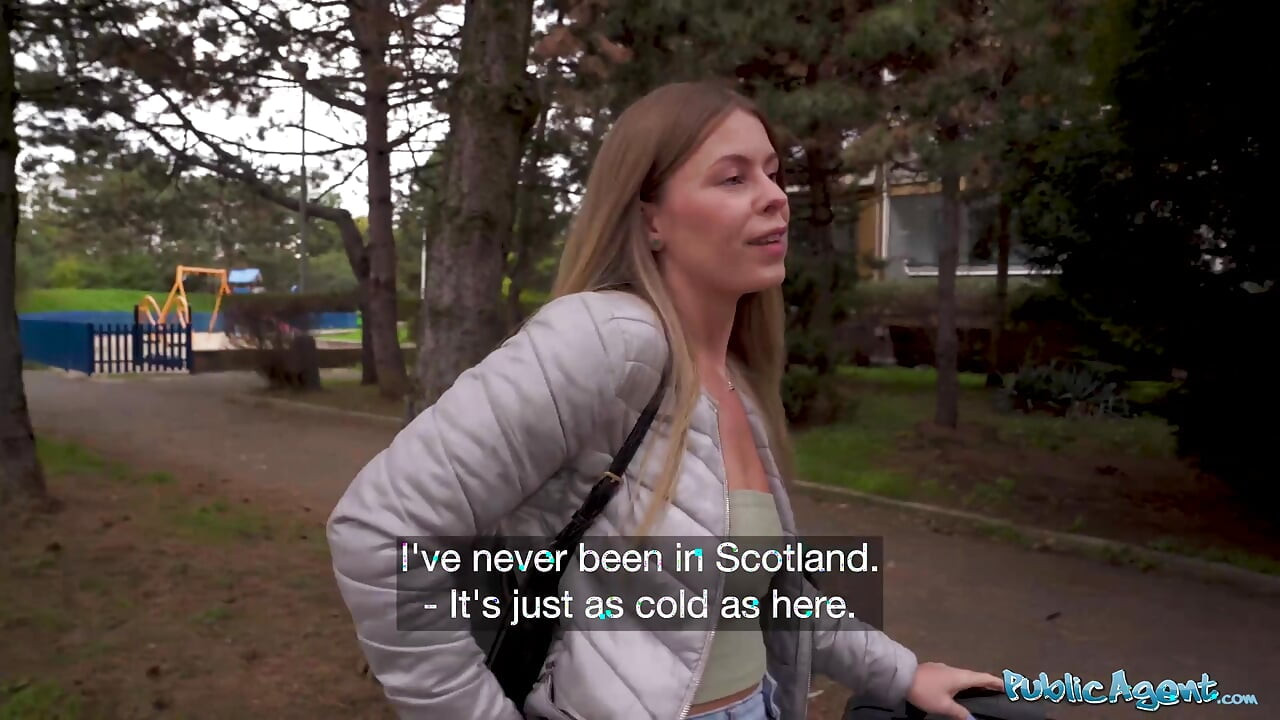 Gadis ini tampak hilang - Public Agent