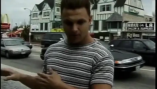 Сексуальная миниатюрная девушка с большим членом сосет киску и трахается