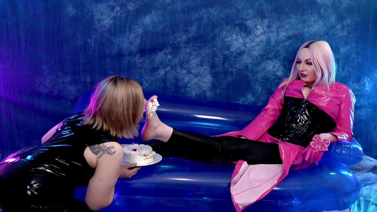 Yüze oturma ve amcık yalama lezbiyen sert seks sert sikiş domaltmalı seks ve göt azdırma