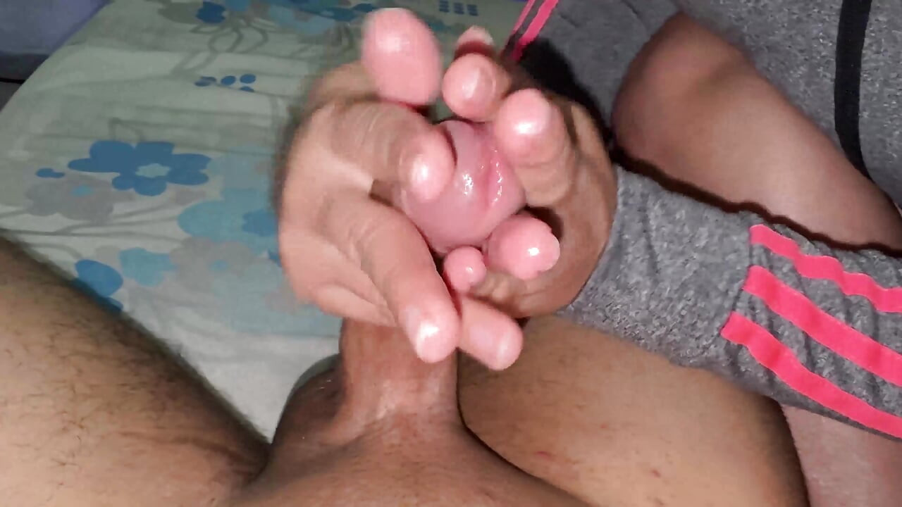 Büyük Götlü Kadın Patronuyla Aynı Yatağı Paylaşıyor, Ona Elle Muamele Çekiyor Ve Seks Yapıyorlar.