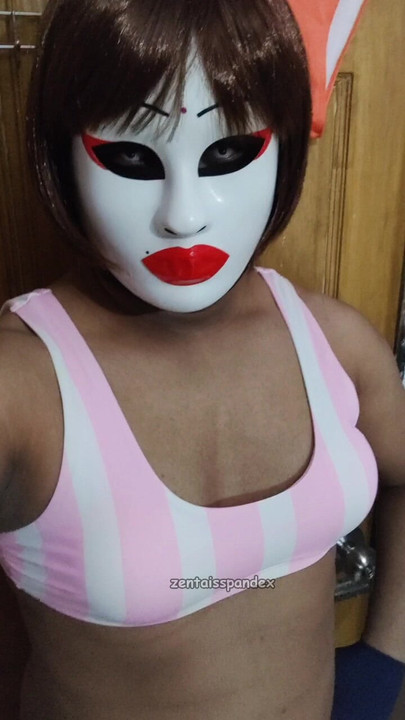 性感的变性人CD女郎健身房健身锻炼