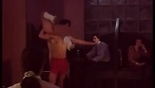 Блондинка-стриптизерша наклоняется, показывая бритую киску