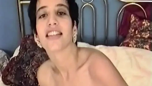 Cewek hot rambut cokelat lagi asik bugil di ranjang sambil bugil
