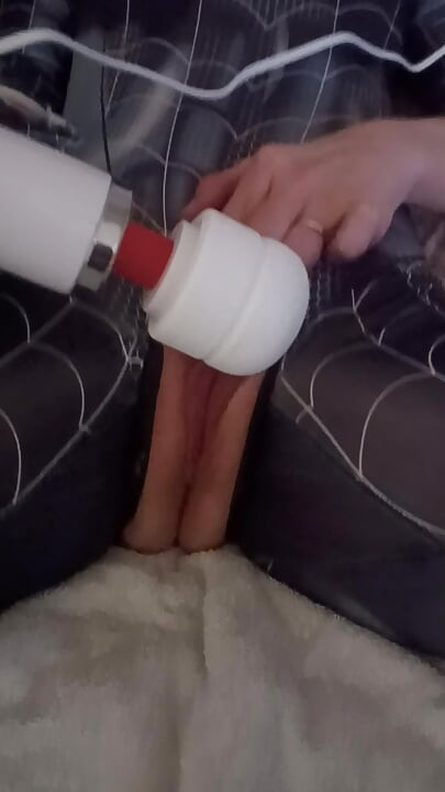 मेरी छड़ी से मेरी बड़ी चूत के अंकुर को रगड़ना