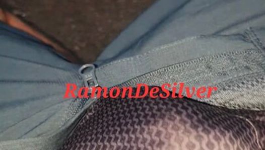Meester Ramon masseert, spuugt en streelt zijn goddelijke pik in een strakke zijden korte broek in het park, erg sexy