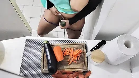 Aç göt deliğime büyük bir salatalık sokuyorum - fetiş
