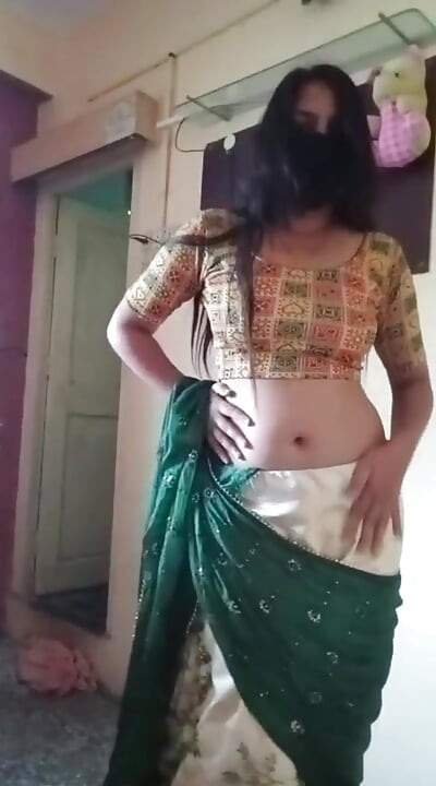 Saree mai kesi lag rahi hu sab log comment karke batana
