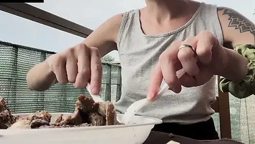 Lara et yiyor, sonra sakso çekiyor ve kanepede dölleniyor