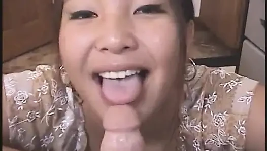 Cewek terangsang memberikan pejantan beruntung banyak kenikmatan oral