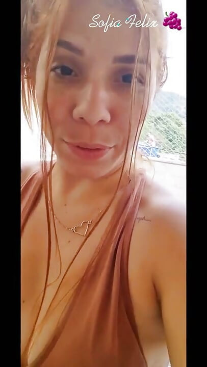 Hàng xóm nóng bỏng khoe hàng trên ban công