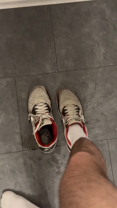 Geil og fuld af pisse-sneakers!! | Klip 1
