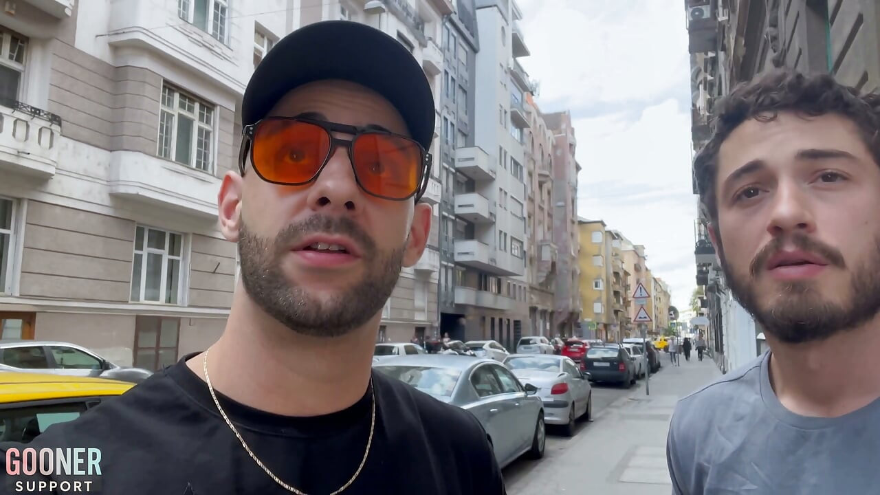 Fată cu curul mare cu forme care are parte de primul ei sex în trei