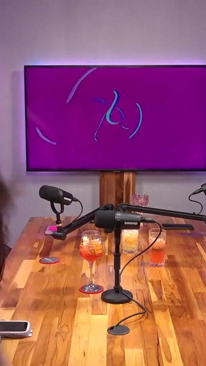 Uzbudljiv trenutak iz "Seksi debela cura i nestašna Japanka maze se na kalifornijskom TV podcastu"