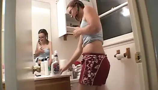 Lesbian pirang menjilati memek dildo yang ditembus