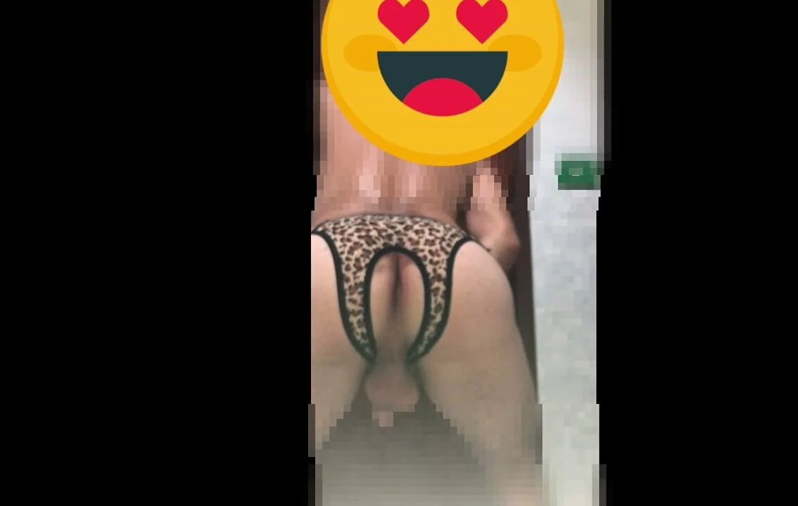 Femboy mostra sua bunda sexy
