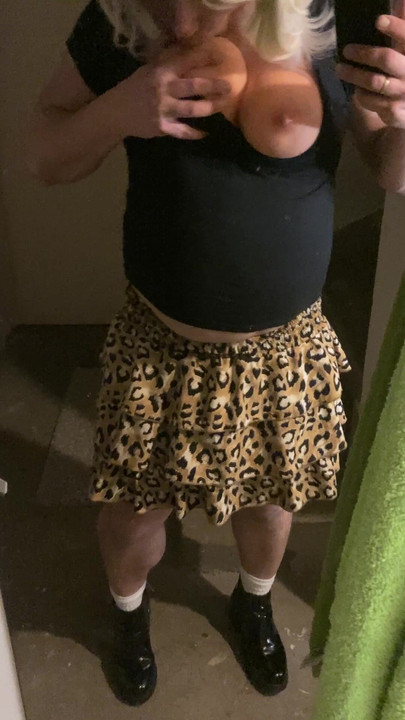 Sarışın kadın kılıklı cd aynaya bakıyor ve tatmin ediyor